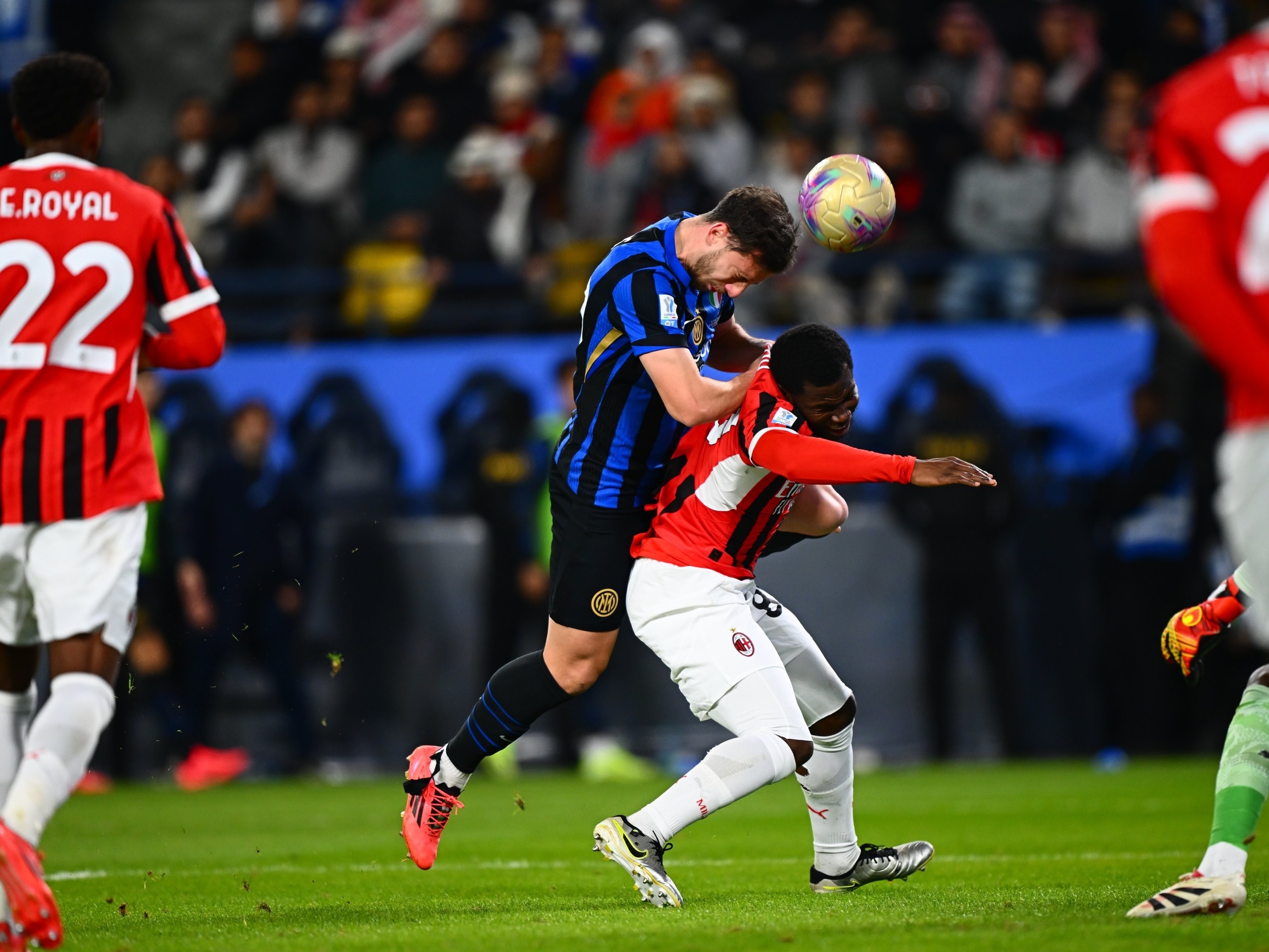 米兰AC俱乐部遭遇客场惨败，巴塞罗那队取得胜利