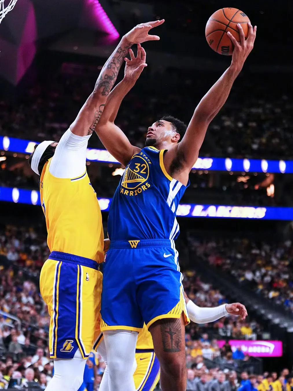 包含勇士后卫破纪录追击篮板成为大家关注焦点的词条