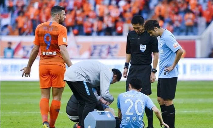 建业后防线失误频发，需重整阵容