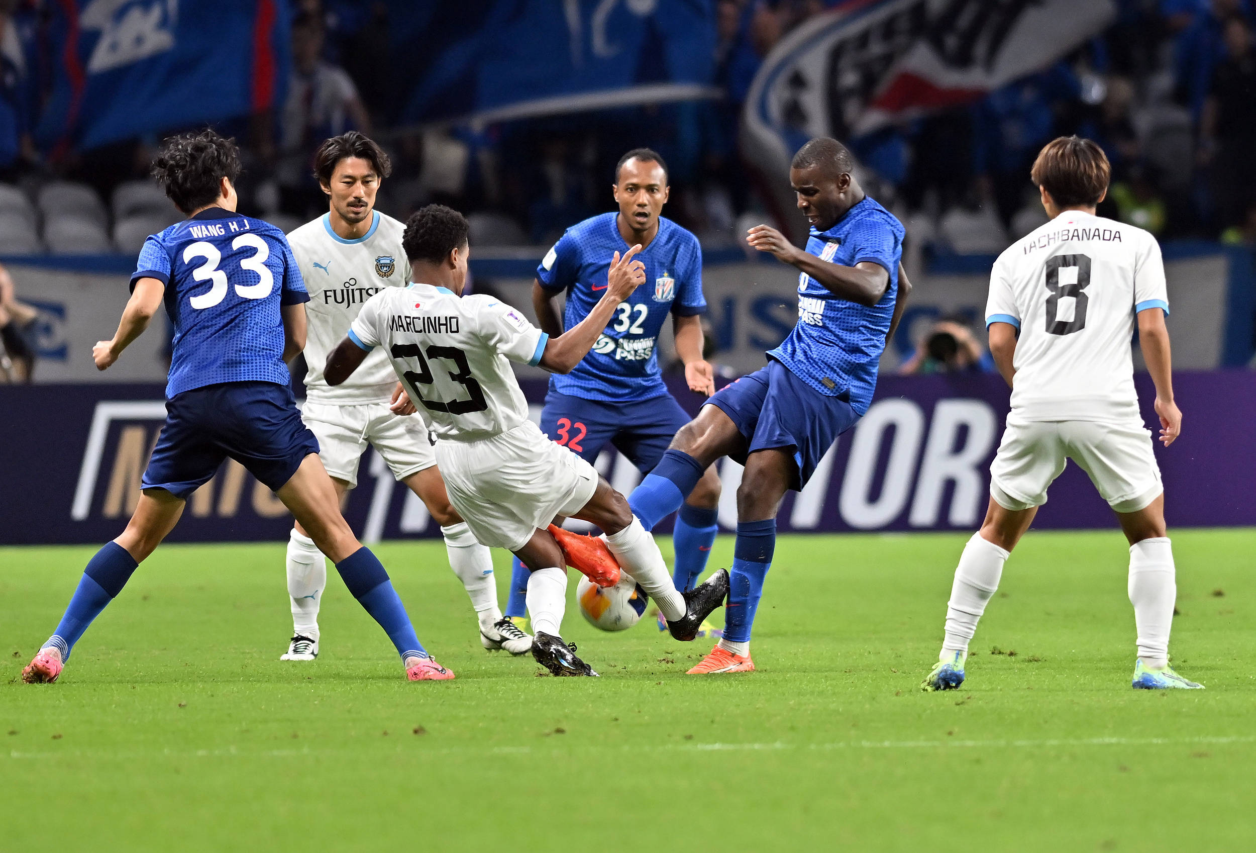 精彩的足球比赛营造了一场激情四射的氛围