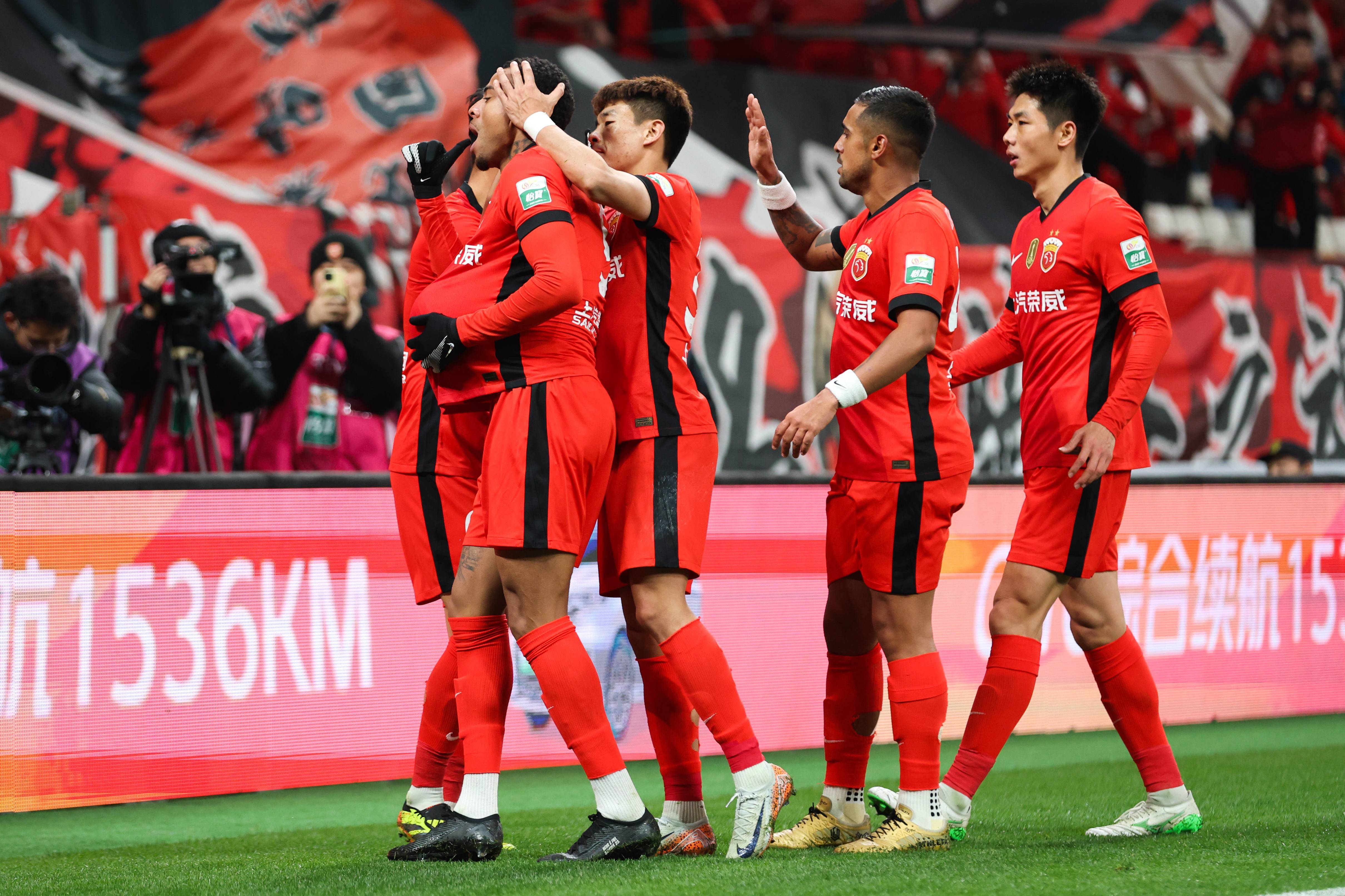 中超休赛期转会市场火热，多家俱乐部展开洽谈的简单介绍