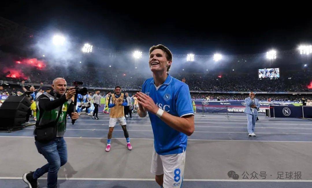 那不勒斯队员庆祝生日，球队士气高涨的简单介绍