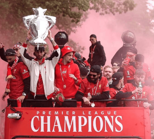 开云体育中国-球场上的激动一幕，球迷沸腾不已