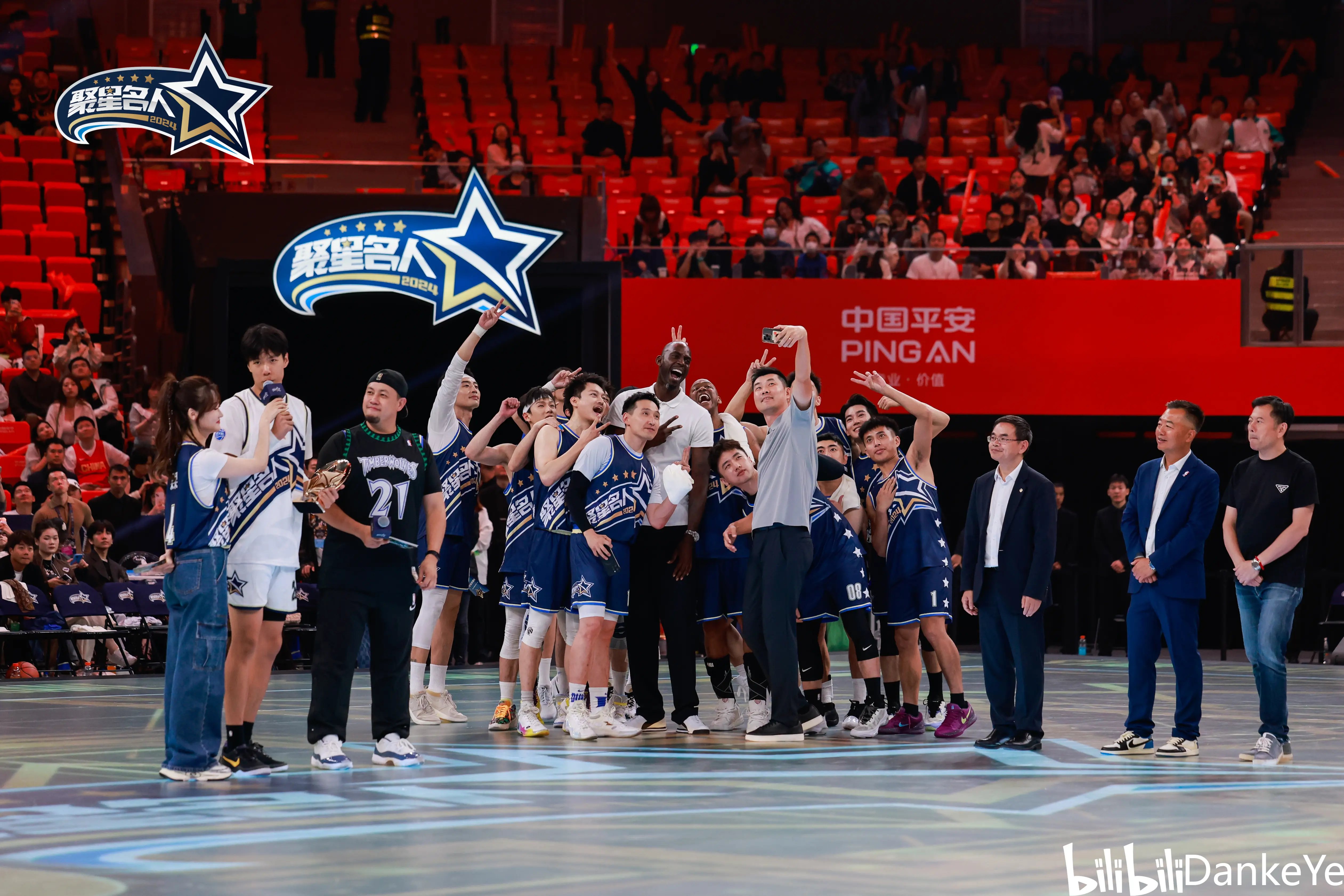 本周末篮球场上再掀热潮，球员们全力以赴的简单介绍