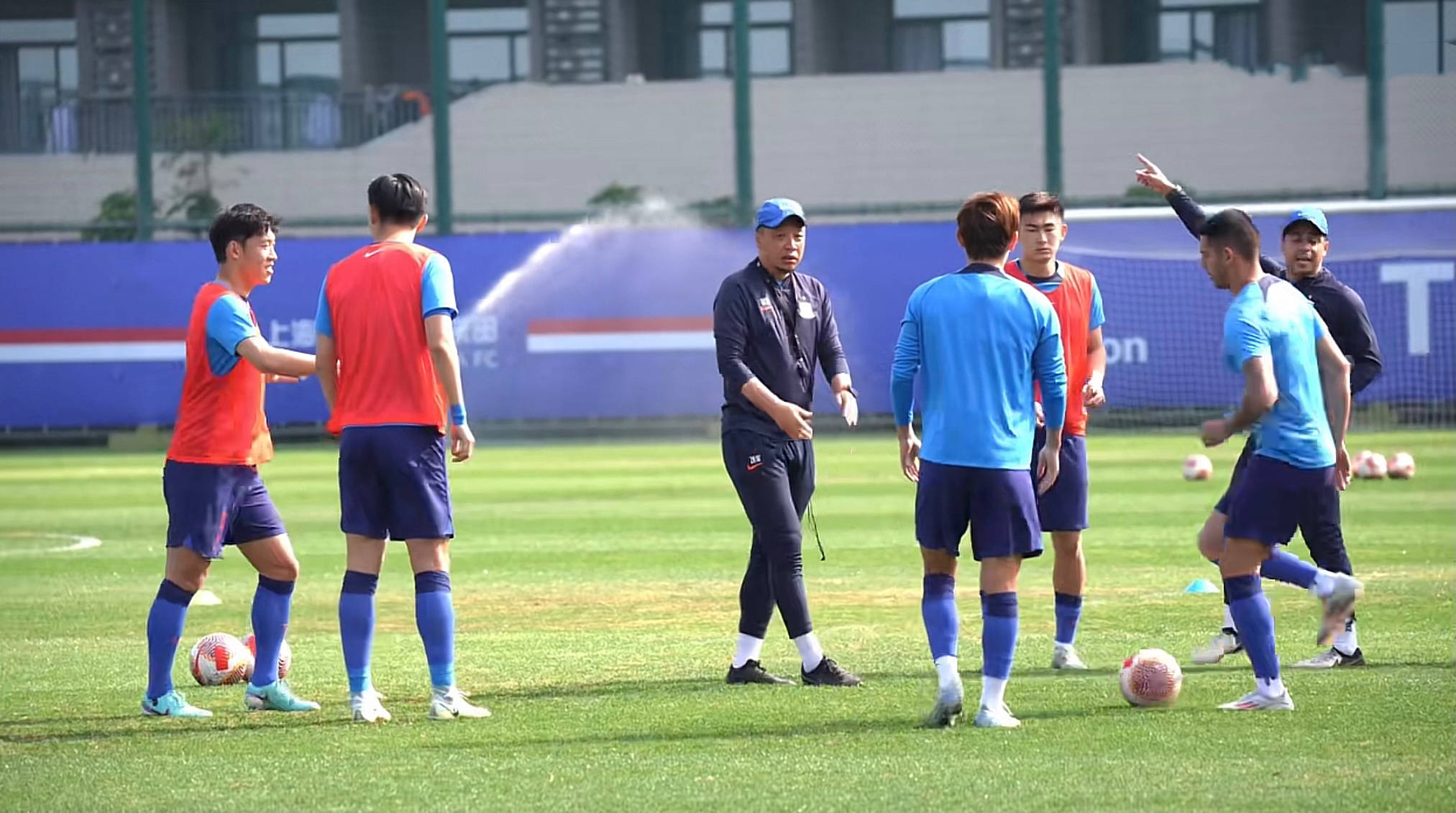 男子足球比赛打入关键进球，带队晋级