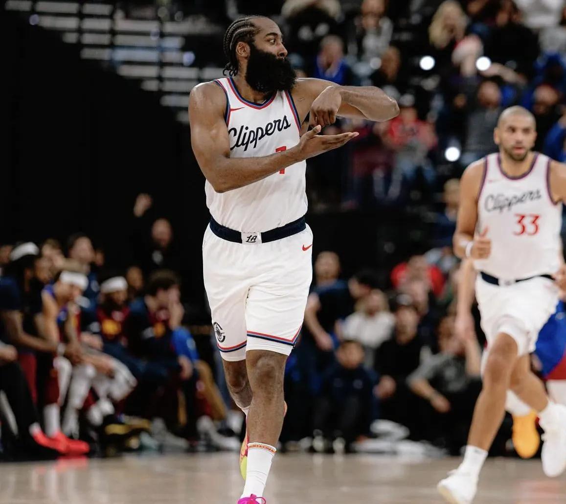 法尔科比亚队逆袭逼平对手，球队士气高涨的简单介绍