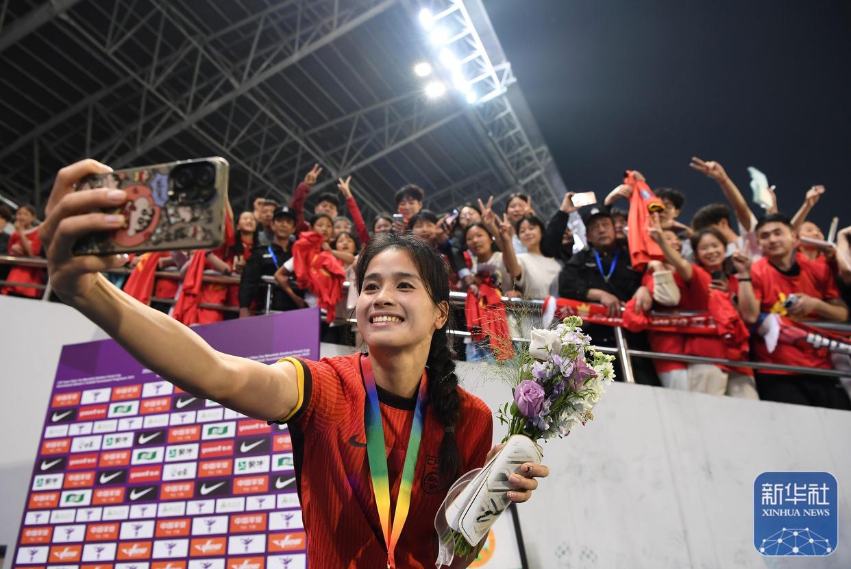 中国女足队员在国际大赛中取得胜利