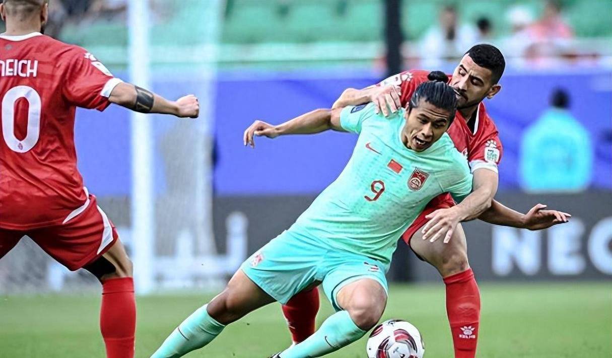 开云官网-炮击门柱：上港前锋射门击中门柱险些得分！