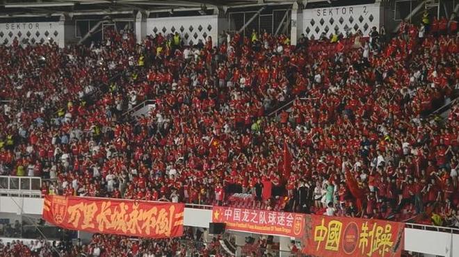 球迷们为自己支持的球队加油助威