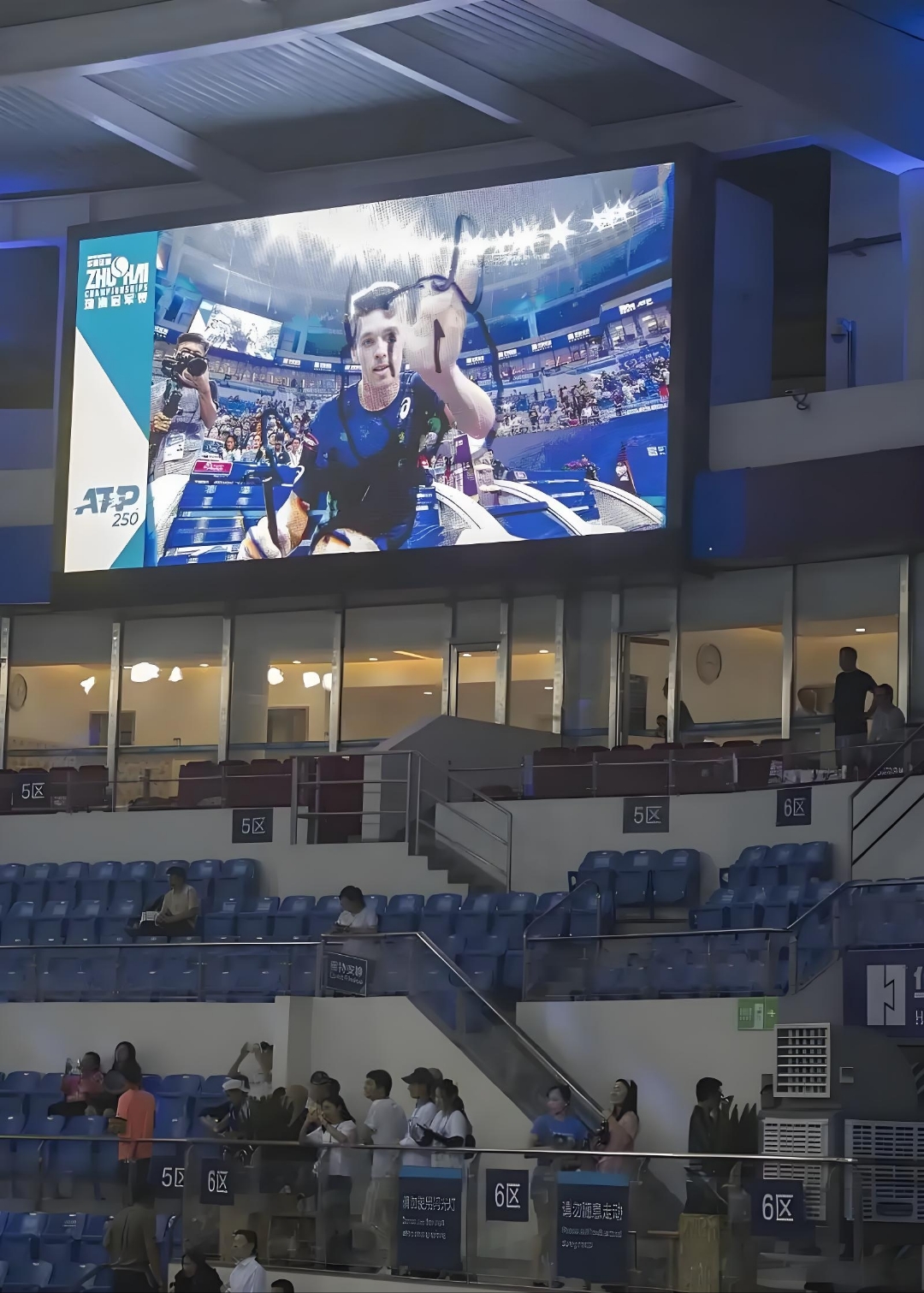 开云体育下载-欧预赛赛场氛围火爆，球迷激情演绎热血壮志的简单介绍