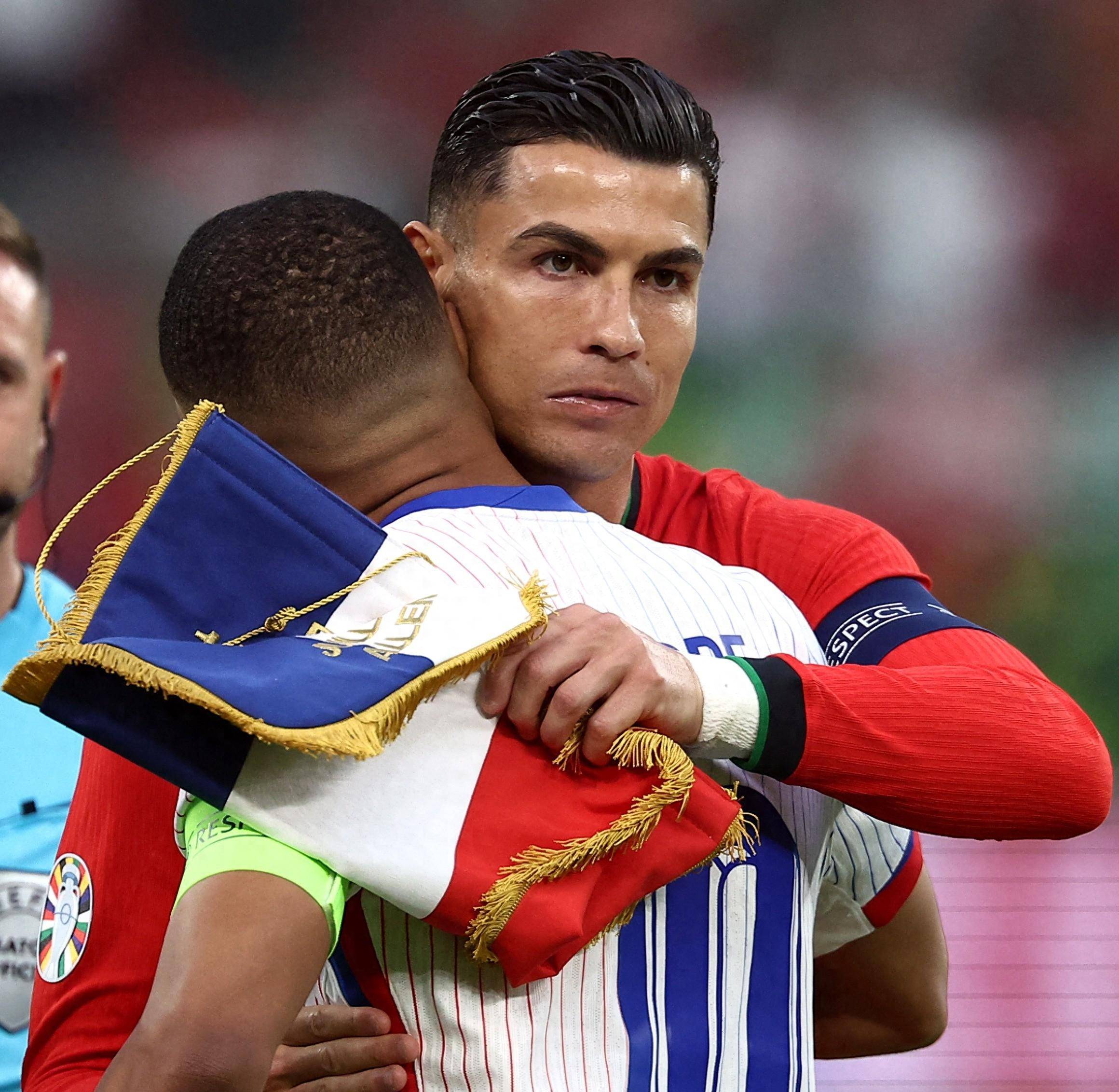 开云平台-巴黎PK曼联，法英豪门谁将登上巅峰