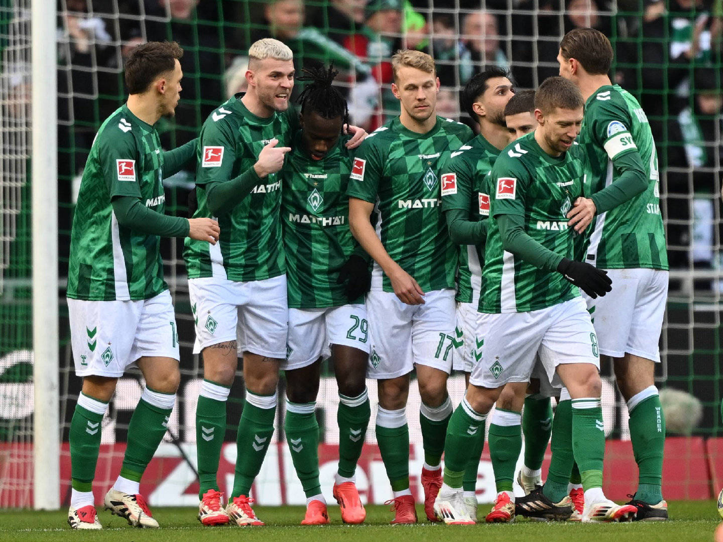 开云下载-弗赖堡客场战胜沙尔克04，取得关键胜利