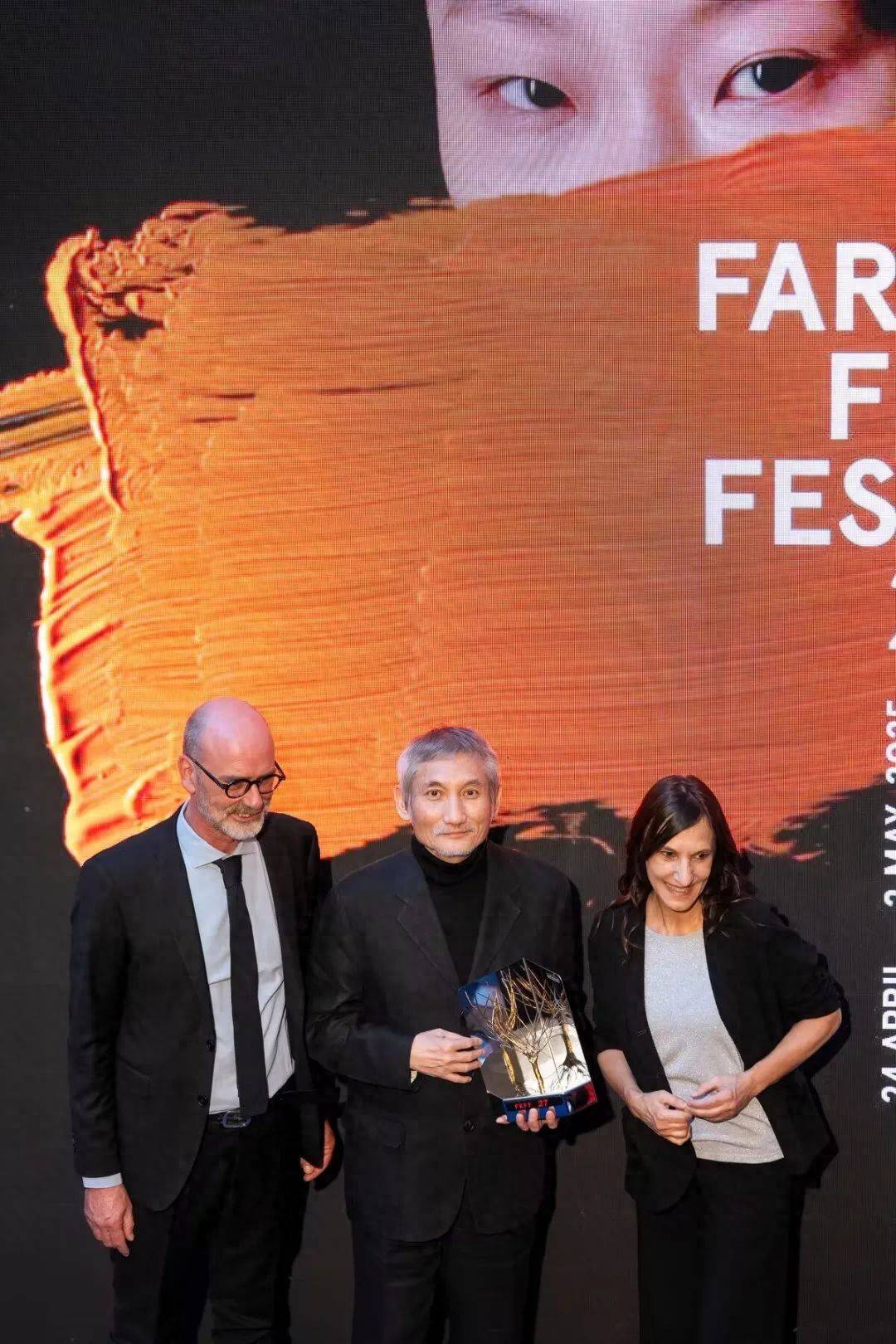 领奖仪式感人至深，动人瞬间感动无数观众