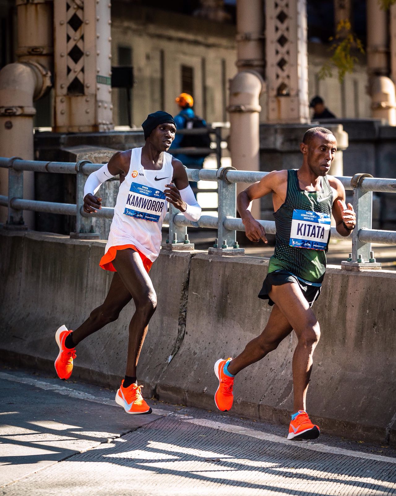 开云体育官方网站-希腊马拉松选手完成最后冲刺夺标
