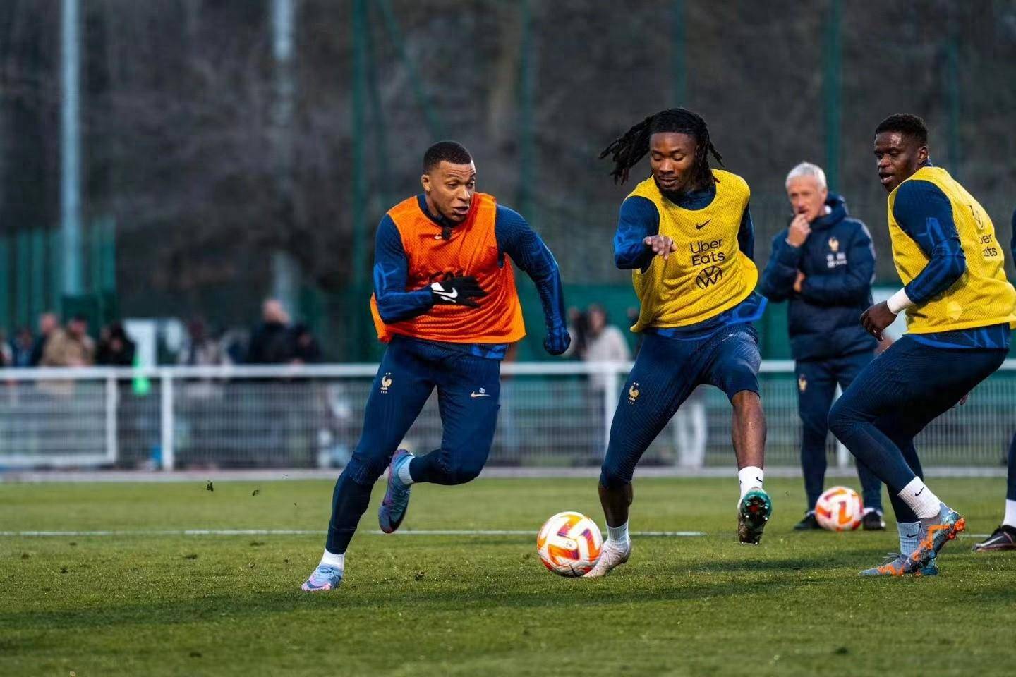 法国联赛中强队混战上演激烈对决