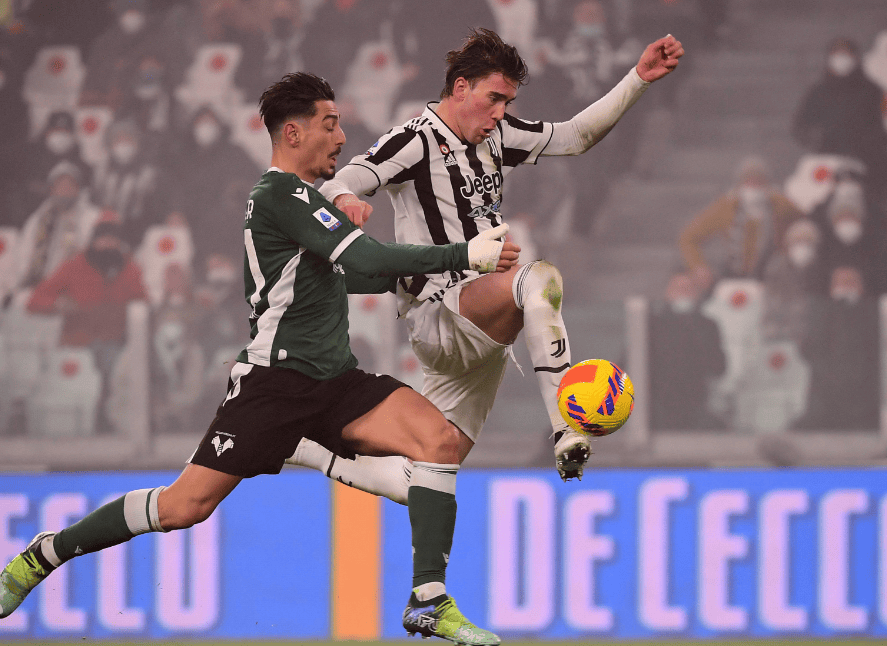 尤文图斯队力挽狂澜，冲刺榜首，疾步前行