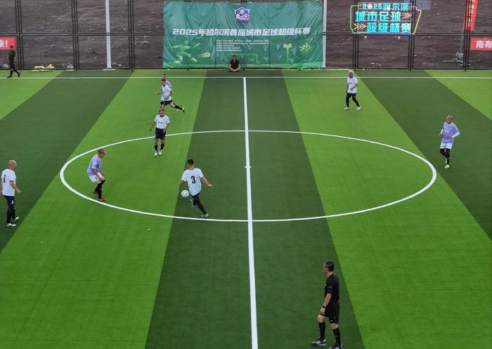 足球比赛紧张刺激，场面十分激烈