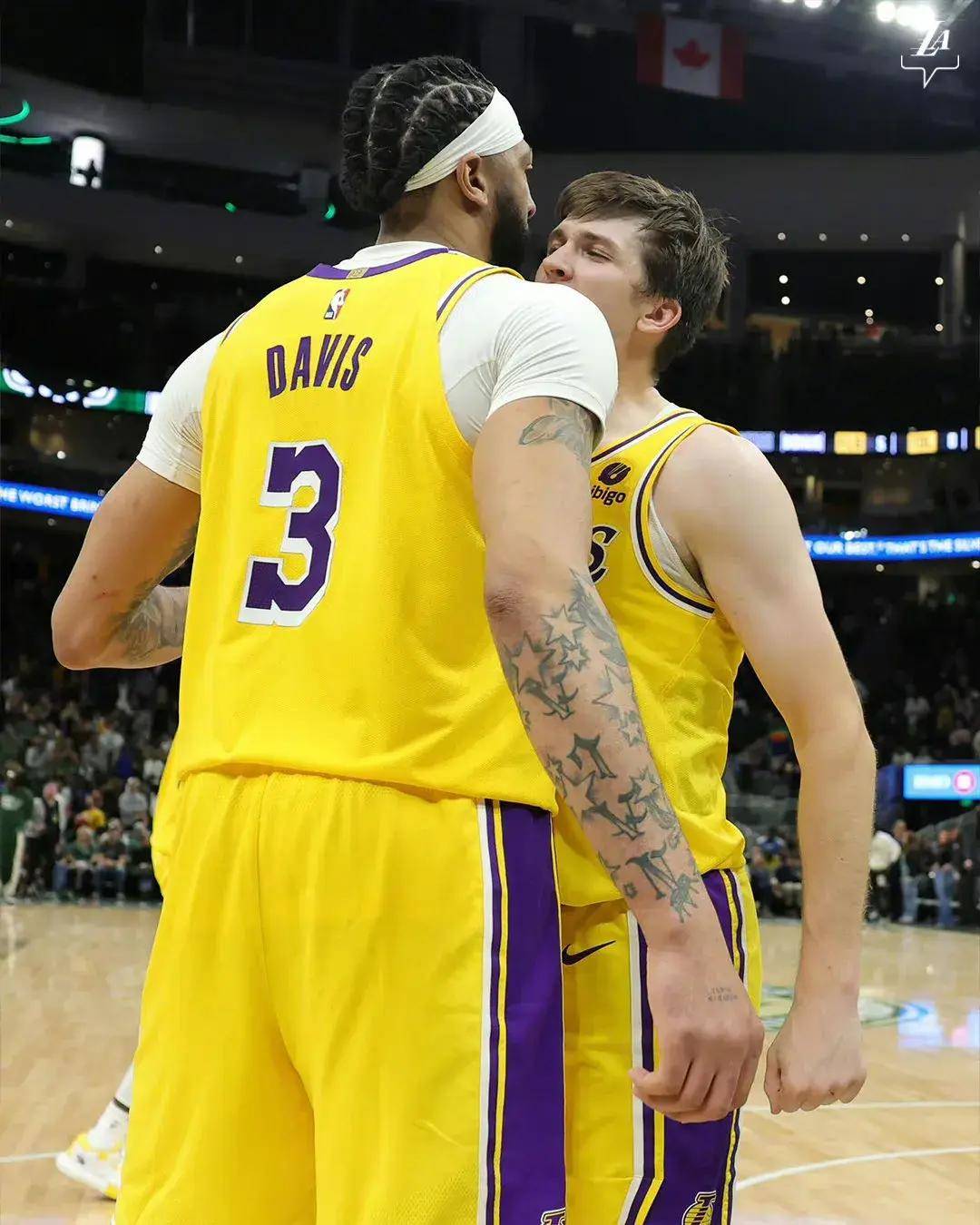 包含雄鹿客场对阵国王：亚当斯迎战霍尔迪的词条