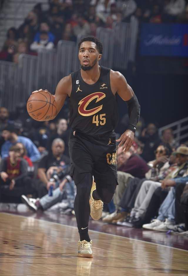 包含爵士主场险胜独行侠，米切尔挺身而出绝杀对手的词条