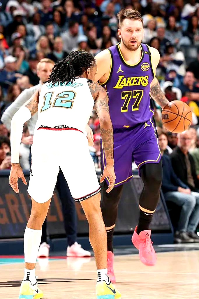 灰熊客场惊险逆转湖人，取得两连胜的简单介绍