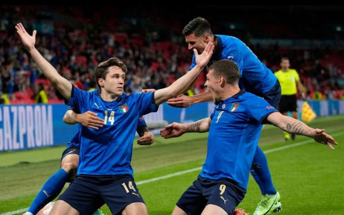 包含意大利-险胜立陶宛，保持不败纪录的词条