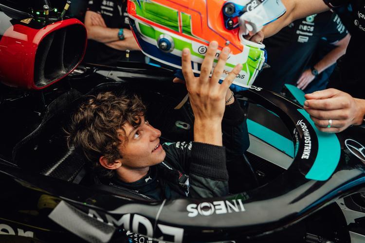 包含梅赛德斯鏖战阿斯顿马丁，阿隆索带队取胜的词条