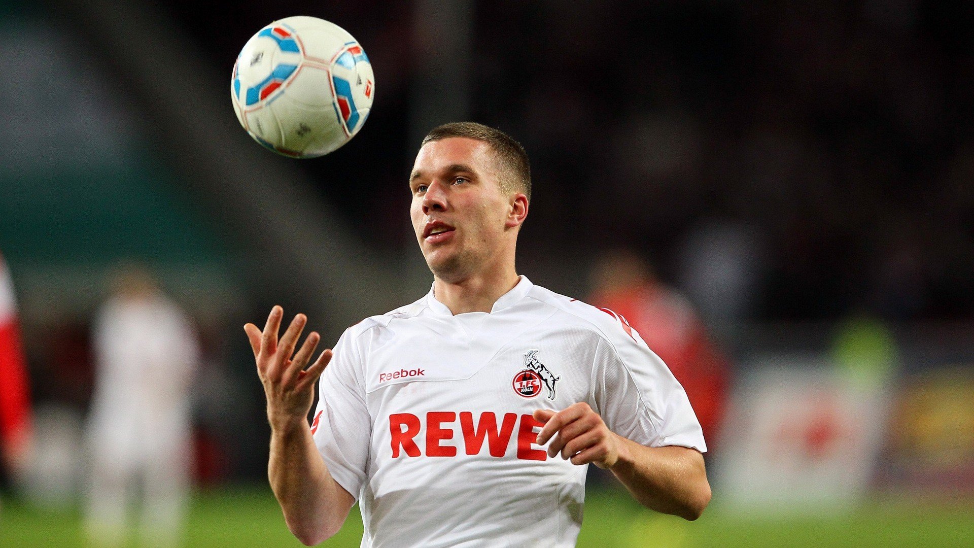 开云体育-钢铁厂与田径场，托尼在奥运周期关键战接管比赛的双重隐喻