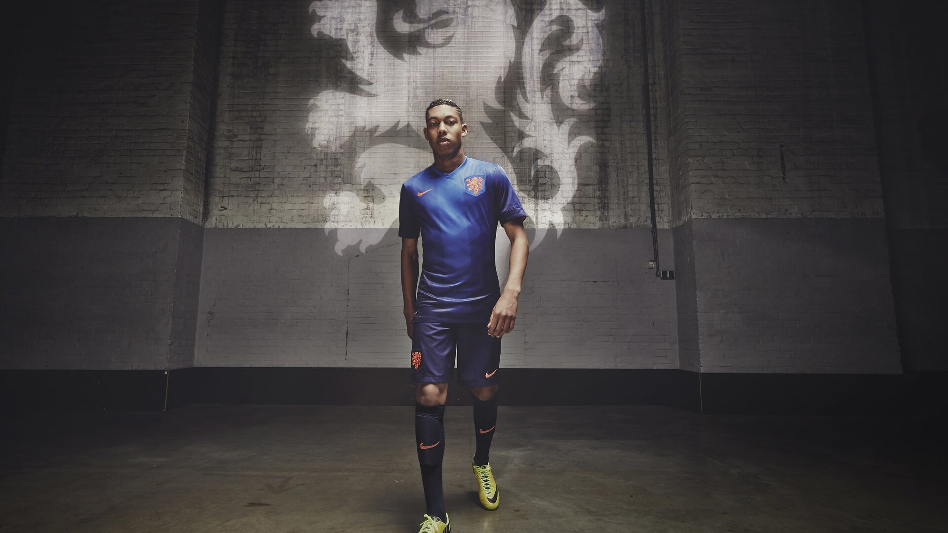 翡冷翠之矛刺穿数学足球,迪巴拉的热焰与黄潜的战术交响乐